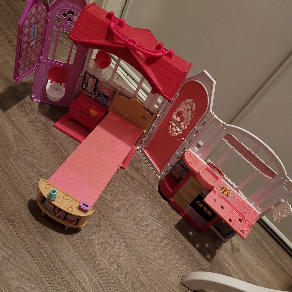 Mattel Barbie Glam Getaway Portable Doll House